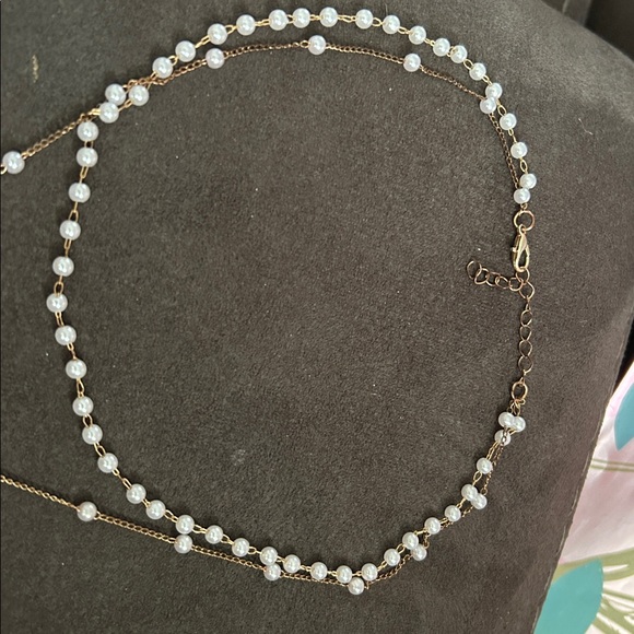 Elegant Pearl and Gold Necklace - Picture 3 of 4